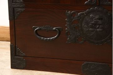 和製ビンテージ　民芸家具　手打ち金具　総漆塗り　仙台箪笥　重厚感のある佇まいが魅力的な収納箪笥(和たんす、観音箪笥、ヴィンテージ)(R-058733)