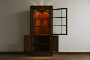 中古　美品　バロッサバレンティ(VARO,S.A. VALENTI)　クラシカルで品のある佇まいが魅力的なコーナーキャビネット(飾り棚、戸棚、収納棚)(R-058735)