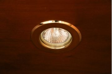 中古　美品　バロッサバレンティ(VARO,S.A. VALENTI)　クラシカルで品のある佇まいが魅力的なコーナーキャビネット(飾り棚、戸棚、収納棚)(R-058735)