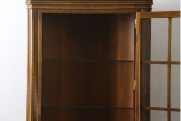 中古　美品　バロッサバレンティ(VARO,S.A. VALENTI)　クラシカルで品のある佇まいが魅力的なコーナーキャビネット(飾り棚、戸棚、収納棚)(R-058735)