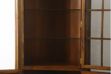 中古　美品　バロッサバレンティ(VARO,S.A. VALENTI)　クラシカルで品のある佇まいが魅力的なコーナーキャビネット(飾り棚、戸棚、収納棚)(R-058735)
