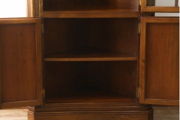 中古　美品　バロッサバレンティ(VARO,S.A. VALENTI)　クラシカルで品のある佇まいが魅力的なコーナーキャビネット(飾り棚、戸棚、収納棚)(R-058735)