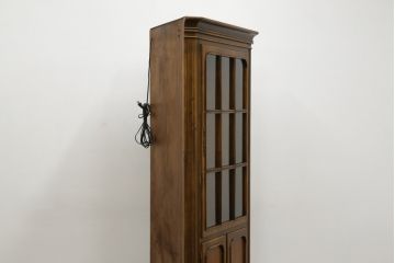 中古　美品　バロッサバレンティ(VARO,S.A. VALENTI)　クラシカルで品のある佇まいが魅力的なコーナーキャビネット(飾り棚、戸棚、収納棚)(R-058735)