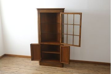 中古　美品　バロッサバレンティ(VARO,S.A. VALENTI)　クラシカルで品のある佇まいが魅力的なコーナーキャビネット(飾り棚、戸棚、収納棚)(R-058735)