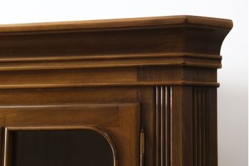 中古　美品　バロッサバレンティ(VARO,S.A. VALENTI)　クラシカルで品のある佇まいが魅力的なコーナーキャビネット(飾り棚、戸棚、収納棚)(R-058735)