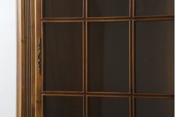 中古　美品　バロッサバレンティ(VARO,S.A. VALENTI)　クラシカルで品のある佇まいが魅力的なコーナーキャビネット(飾り棚、戸棚、収納棚)(R-058735)