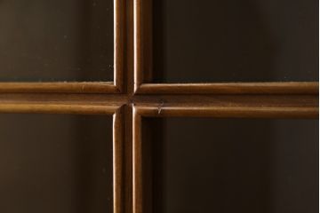 中古　美品　バロッサバレンティ(VARO,S.A. VALENTI)　クラシカルで品のある佇まいが魅力的なコーナーキャビネット(飾り棚、戸棚、収納棚)(R-058735)