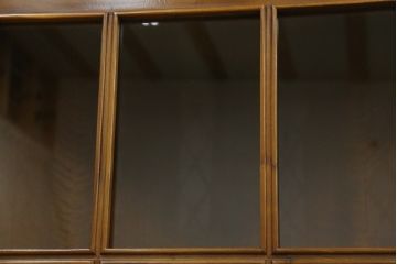 中古　美品　バロッサバレンティ(VARO,S.A. VALENTI)　クラシカルで品のある佇まいが魅力的なコーナーキャビネット(飾り棚、戸棚、収納棚)(R-058735)