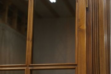 中古　美品　バロッサバレンティ(VARO,S.A. VALENTI)　クラシカルで品のある佇まいが魅力的なコーナーキャビネット(飾り棚、戸棚、収納棚)(R-058735)