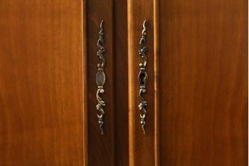 中古　美品　バロッサバレンティ(VARO,S.A. VALENTI)　クラシカルで品のある佇まいが魅力的なコーナーキャビネット(飾り棚、戸棚、収納棚)(R-058735)