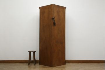 中古　美品　バロッサバレンティ(VARO,S.A. VALENTI)　クラシカルで品のある佇まいが魅力的なコーナーキャビネット(飾り棚、戸棚、収納棚)(R-058735)