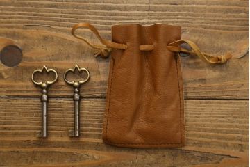 中古　美品　バロッサバレンティ(VARO,S.A. VALENTI)　クラシカルで品のある佇まいが魅力的なコーナーキャビネット(飾り棚、戸棚、収納棚)(R-058735)