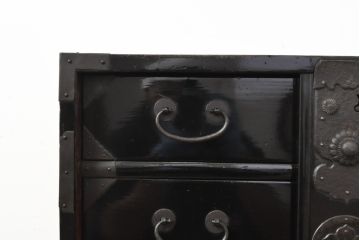 和製アンティーク　黒漆塗り　重厚感ある佇まいが魅力的な庄内小箪笥(和箪笥、時代箪笥、小物収納、収納箪笥)(R-058737)
