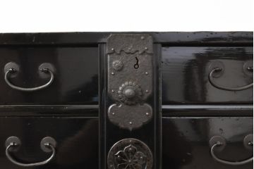 和製アンティーク　黒漆塗り　重厚感ある佇まいが魅力的な庄内小箪笥(和箪笥、時代箪笥、小物収納、収納箪笥)(R-058737)
