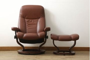 中古　美品　本革　EKORNES(エコーネス)　コンサルシリーズ　クラシック　Mサイズ　オットマン付きストレスレスチェア(レザー、リクライニングチェア、一人掛けソファ、アームチェア)(定価約23万円)(R-058742)
