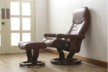 中古　美品　本革　EKORNES(エコーネス)　コンサルシリーズ　クラシック　Mサイズ　オットマン付きストレスレスチェア(レザー、リクライニングチェア、一人掛けソファ、アームチェア)(定価約23万円)(R-058742)
