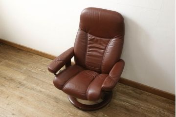 中古　美品　本革　EKORNES(エコーネス)　コンサルシリーズ　クラシック　Mサイズ　オットマン付きストレスレスチェア(レザー、リクライニングチェア、一人掛けソファ、アームチェア)(定価約23万円)(R-058742)