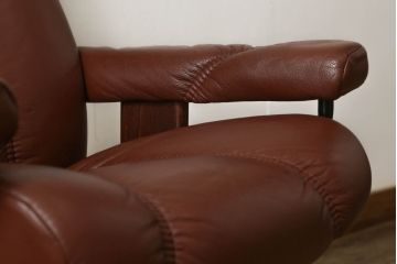 中古　美品　本革　EKORNES(エコーネス)　コンサルシリーズ　クラシック　Mサイズ　オットマン付きストレスレスチェア(レザー、リクライニングチェア、一人掛けソファ、アームチェア)(定価約23万円)(R-058742)