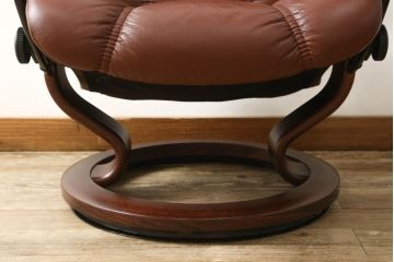 中古　美品　本革　EKORNES(エコーネス)　コンサルシリーズ　クラシック　Mサイズ　オットマン付きストレスレスチェア(レザー、リクライニングチェア、一人掛けソファ、アームチェア)(定価約23万円)(R-058742)