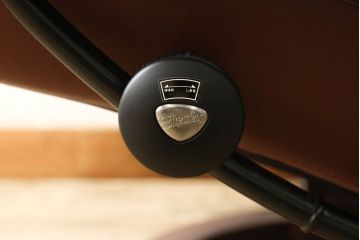 中古　美品　本革　EKORNES(エコーネス)　コンサルシリーズ　クラシック　Mサイズ　オットマン付きストレスレスチェア(レザー、リクライニングチェア、一人掛けソファ、アームチェア)(定価約23万円)(R-058742)