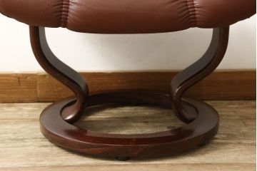 中古　美品　本革　EKORNES(エコーネス)　コンサルシリーズ　クラシック　Mサイズ　オットマン付きストレスレスチェア(レザー、リクライニングチェア、一人掛けソファ、アームチェア)(定価約23万円)(R-058742)