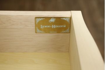 中古　大塚家具取り扱い　リン・ホーリン(LYNN HOLLYN)　エレガントなデザインが素敵な縦型チェスト(定価約12万円)(引き出し、サイドチェスト)(R-058743)