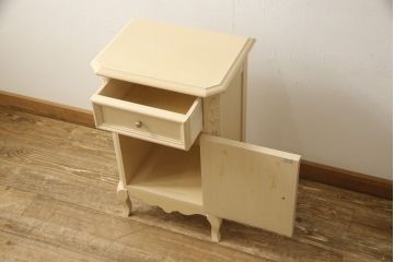 中古　大塚家具取り扱い　リン・ホーリン(LYNN HOLLYN)　エレガントなデザインが素敵なサイドキャビネット(戸棚、収納棚、電話台、サイドテーブル)(R-058744)