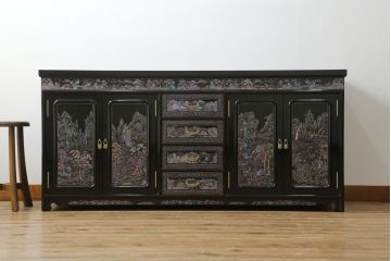 中古　美品　高級品　韓国民芸家具　圧巻!　繊細な螺鈿(ラデン)細工が美しく描かれたサイドボード(収納棚、戸棚、リビングボード)(定価約120万円)(R-058745)