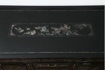 中古　美品　高級品　韓国民芸家具　圧巻!　繊細な螺鈿(ラデン)細工が美しく描かれたサイドボード(収納棚、戸棚、リビングボード)(定価約120万円)(R-058745)