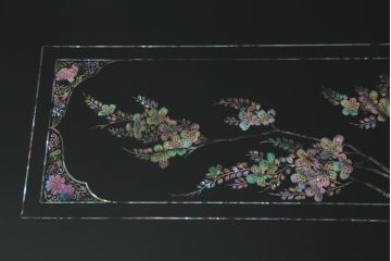 中古　美品　高級品　韓国民芸家具　圧巻!　繊細な螺鈿(ラデン)細工が美しく描かれたサイドボード(収納棚、戸棚、リビングボード)(定価約120万円)(R-058745)