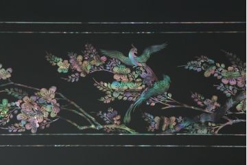 中古　美品　高級品　韓国民芸家具　圧巻!　繊細な螺鈿(ラデン)細工が美しく描かれたサイドボード(収納棚、戸棚、リビングボード)(定価約120万円)(R-058745)