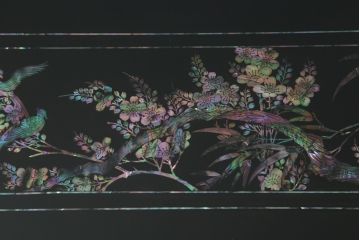 中古　美品　高級品　韓国民芸家具　圧巻!　繊細な螺鈿(ラデン)細工が美しく描かれたサイドボード(収納棚、戸棚、リビングボード)(定価約120万円)(R-058745)