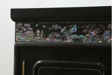 中古　美品　高級品　韓国民芸家具　圧巻!　繊細な螺鈿(ラデン)細工が美しく描かれたサイドボード(収納棚、戸棚、リビングボード)(定価約120万円)(R-058745)