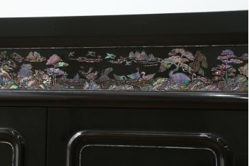 中古　美品　高級品　韓国民芸家具　圧巻!　繊細な螺鈿(ラデン)細工が美しく描かれたサイドボード(収納棚、戸棚、リビングボード)(定価約120万円)(R-058745)
