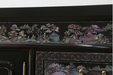 中古　美品　高級品　韓国民芸家具　圧巻!　繊細な螺鈿(ラデン)細工が美しく描かれたサイドボード(収納棚、戸棚、リビングボード)(定価約120万円)(R-058745)