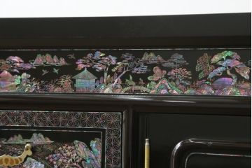 中古　美品　高級品　韓国民芸家具　圧巻!　繊細な螺鈿(ラデン)細工が美しく描かれたサイドボード(収納棚、戸棚、リビングボード)(定価約120万円)(R-058745)