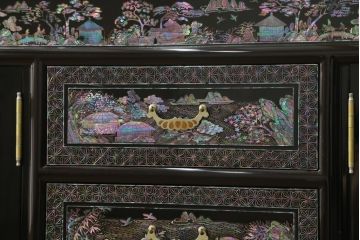 中古　美品　高級品　韓国民芸家具　圧巻!　繊細な螺鈿(ラデン)細工が美しく描かれたサイドボード(収納棚、戸棚、リビングボード)(定価約120万円)(R-058745)