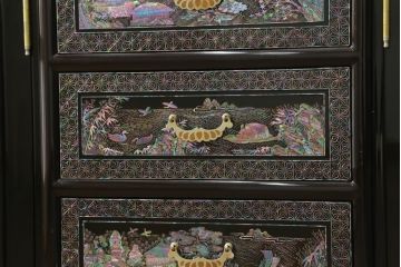 中古　美品　高級品　韓国民芸家具　圧巻!　繊細な螺鈿(ラデン)細工が美しく描かれたサイドボード(収納棚、戸棚、リビングボード)(定価約120万円)(R-058745)