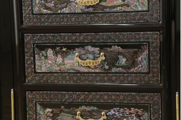 中古　美品　高級品　韓国民芸家具　圧巻!　繊細な螺鈿(ラデン)細工が美しく描かれたサイドボード(収納棚、戸棚、リビングボード)(定価約120万円)(R-058745)