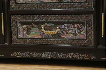 中古　美品　高級品　韓国民芸家具　圧巻!　繊細な螺鈿(ラデン)細工が美しく描かれたサイドボード(収納棚、戸棚、リビングボード)(定価約120万円)(R-058745)
