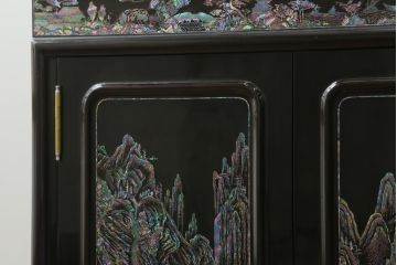 中古　美品　高級品　韓国民芸家具　圧巻!　繊細な螺鈿(ラデン)細工が美しく描かれたサイドボード(収納棚、戸棚、リビングボード)(定価約120万円)(R-058745)