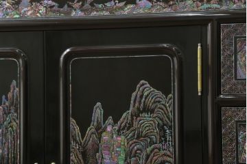 中古　美品　高級品　韓国民芸家具　圧巻!　繊細な螺鈿(ラデン)細工が美しく描かれたサイドボード(収納棚、戸棚、リビングボード)(定価約120万円)(R-058745)