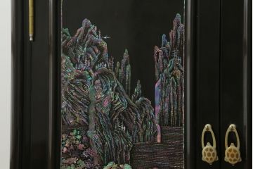 中古　美品　高級品　韓国民芸家具　圧巻!　繊細な螺鈿(ラデン)細工が美しく描かれたサイドボード(収納棚、戸棚、リビングボード)(定価約120万円)(R-058745)