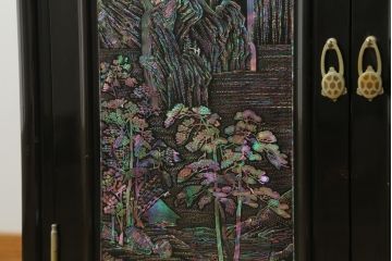 中古　美品　高級品　韓国民芸家具　圧巻!　繊細な螺鈿(ラデン)細工が美しく描かれたサイドボード(収納棚、戸棚、リビングボード)(定価約120万円)(R-058745)