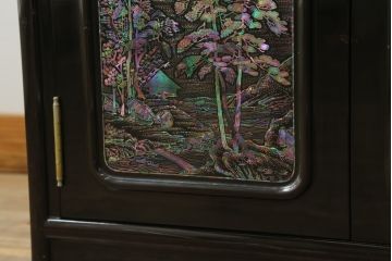 中古　美品　高級品　韓国民芸家具　圧巻!　繊細な螺鈿(ラデン)細工が美しく描かれたサイドボード(収納棚、戸棚、リビングボード)(定価約120万円)(R-058745)