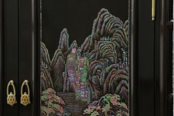 中古　美品　高級品　韓国民芸家具　圧巻!　繊細な螺鈿(ラデン)細工が美しく描かれたサイドボード(収納棚、戸棚、リビングボード)(定価約120万円)(R-058745)