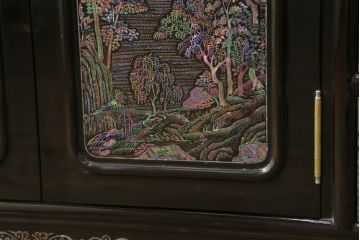 中古　美品　高級品　韓国民芸家具　圧巻!　繊細な螺鈿(ラデン)細工が美しく描かれたサイドボード(収納棚、戸棚、リビングボード)(定価約120万円)(R-058745)