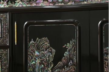 中古　美品　高級品　韓国民芸家具　圧巻!　繊細な螺鈿(ラデン)細工が美しく描かれたサイドボード(収納棚、戸棚、リビングボード)(定価約120万円)(R-058745)