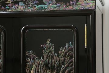 中古　美品　高級品　韓国民芸家具　圧巻!　繊細な螺鈿(ラデン)細工が美しく描かれたサイドボード(収納棚、戸棚、リビングボード)(定価約120万円)(R-058745)
