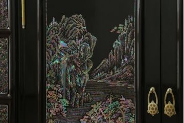 中古　美品　高級品　韓国民芸家具　圧巻!　繊細な螺鈿(ラデン)細工が美しく描かれたサイドボード(収納棚、戸棚、リビングボード)(定価約120万円)(R-058745)